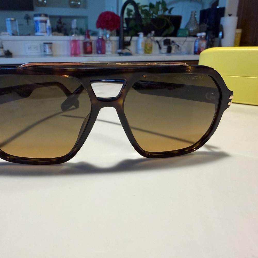 Marc Jacob’s Stylish Tortoiseshell Sunglasses Wit… - image 5
